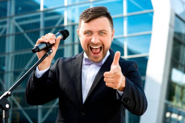Contempopary arka plan üzerinde iyi giyimli adam portresi