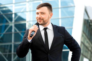 Contempopary arka plan üzerinde iyi giyimli adam portresi