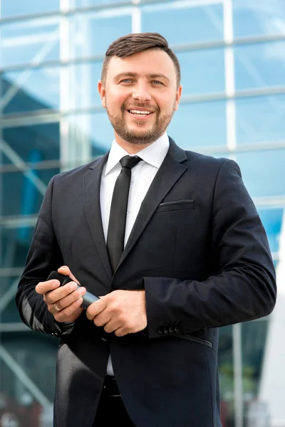 Portrait of well-dressed man on the contempopary background — Stock Photo, Image