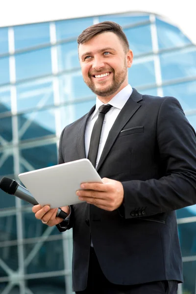 Retrato del hombre bien vestido sobre fondo contempopary —  Fotos de Stock