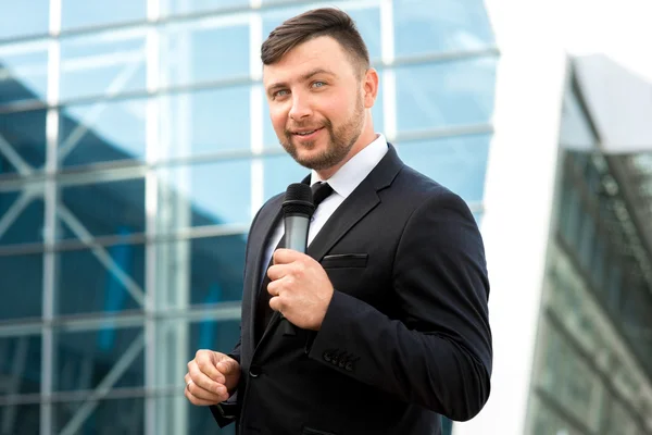 Retrato del hombre bien vestido sobre el fondo del contempopary —  Fotos de Stock