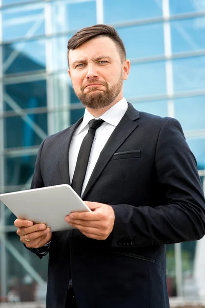 Porträtt av välklädd man på contempopary bakgrund — Stockfoto