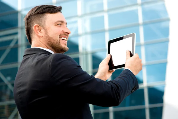 Empresário com tablet — Fotografia de Stock