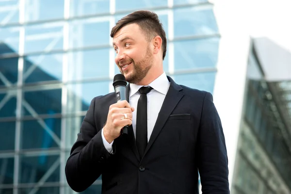 Retrato del hombre bien vestido sobre el fondo del contempopary —  Fotos de Stock