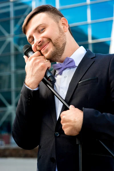 Retrato de homem bem vestido em fundo de desprezo — Fotografia de Stock