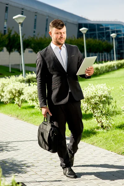 Empresário andando na rua — Fotografia de Stock