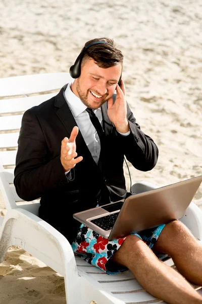 Empresario en la playa — Foto de Stock