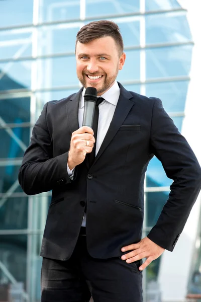 Retrato de homem bem vestido no fundo do contempopary — Fotografia de Stock