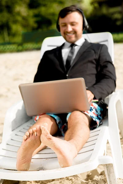 Empresário na praia — Fotografia de Stock