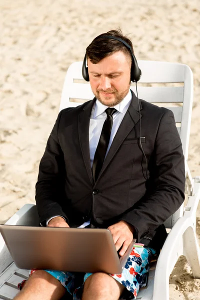 Empresario en la playa — Foto de Stock