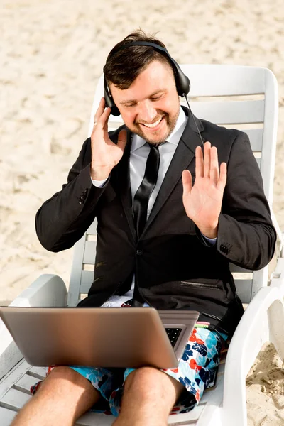 Empresario en la playa — Foto de Stock