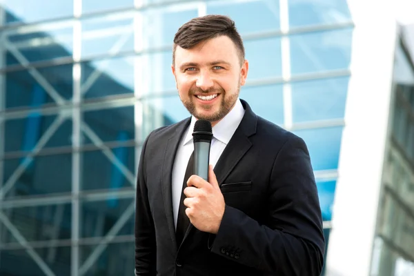 Portrait d'homme bien habillé sur fond méprisant — Photo