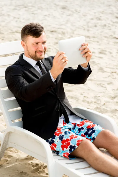Empresário na praia — Fotografia de Stock