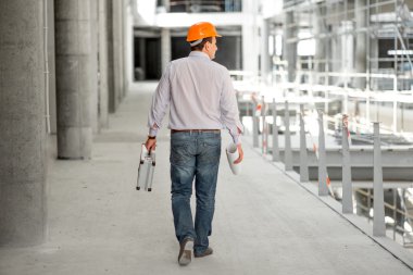 Çizimler ve inşaat Projesi'nde denetliyor çalışması ile ustabaşı.