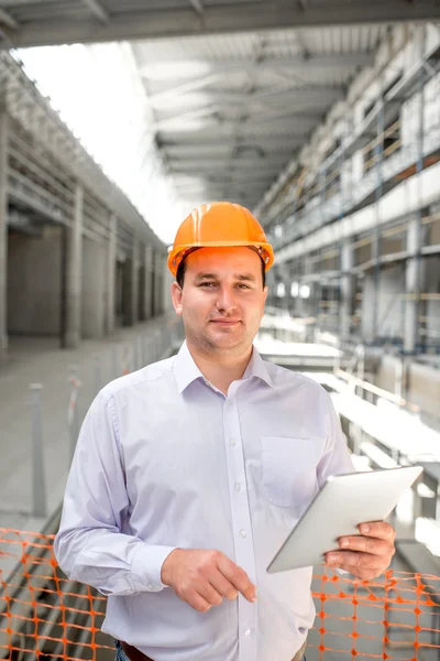 A foreman with digital tablet supervising the project at the construction. — Stock Photo, Image