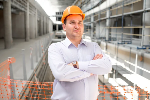 A foreman supervising the project at the construction. — Stock Photo, Image