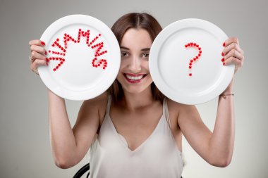 Genç kadın gösteren levhalar.