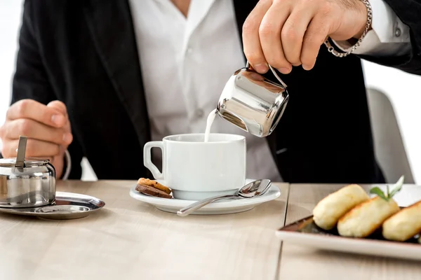 Man voorbereiding koffie in het restaurant — Stockfoto