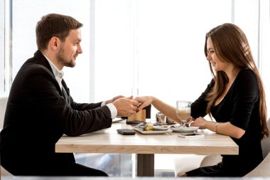 Restoranda kız arkadaşı önerisi yapmasını adam