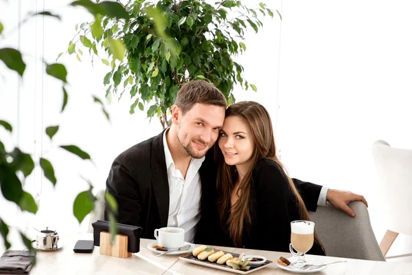 Jovem casal no restaurante — Fotografia de Stock