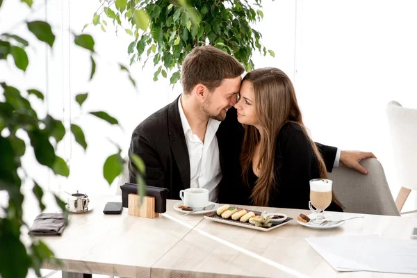 Jovem casal no restaurante — Fotografia de Stock