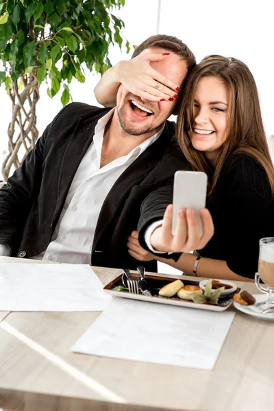 Jovem casal no restaurante — Fotografia de Stock