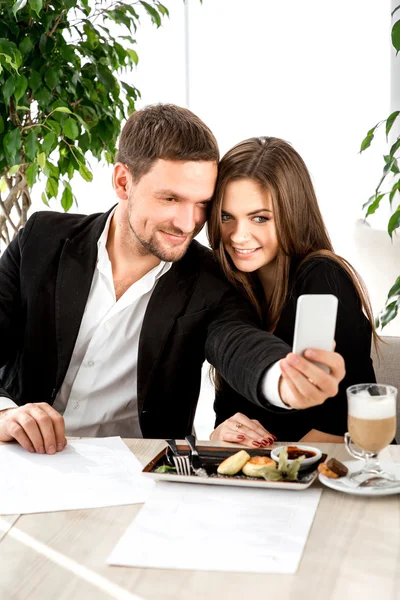 Junges Paar im Restaurant — Stockfoto