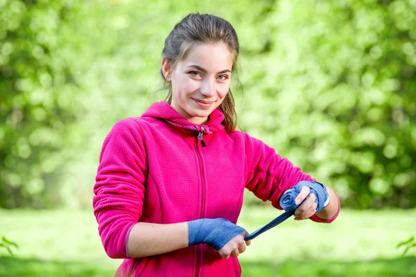 Mujer joven deportiva en el parque — Foto de Stock