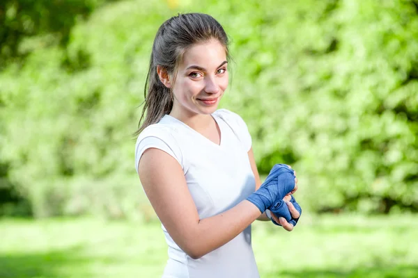 Junge Sportlerin im Park — Stockfoto