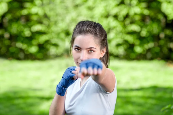 Jovem mulher esportiva no parque — Fotografia de Stock