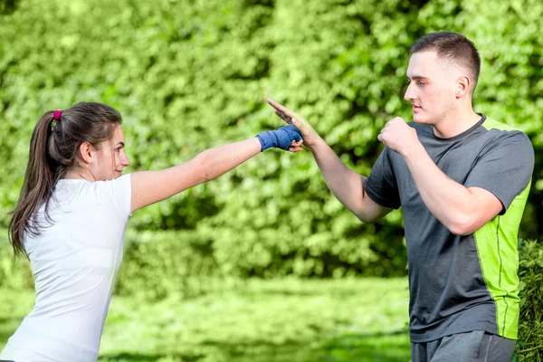 Sport paar in het park — Stockfoto