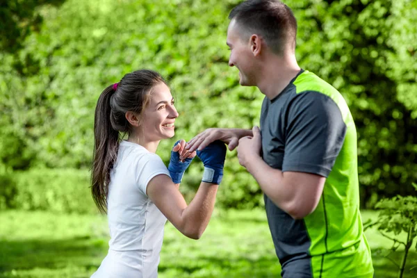 Sport paar in het park — Stockfoto