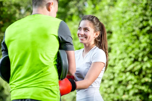 Sportowych para w parku — Zdjęcie stockowe