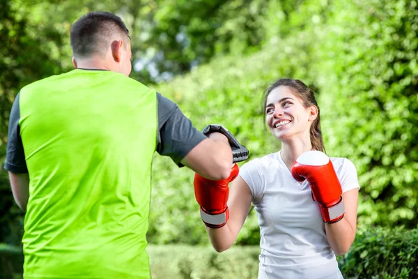 Sports couple in the park — Stock Photo, Image