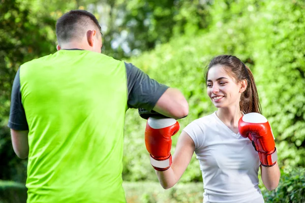 Sports couple in the park — Stock Photo, Image