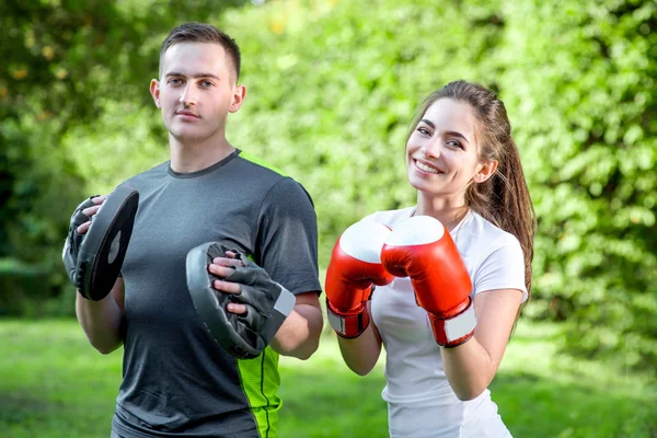 Sports couple in the park — Stock Photo, Image