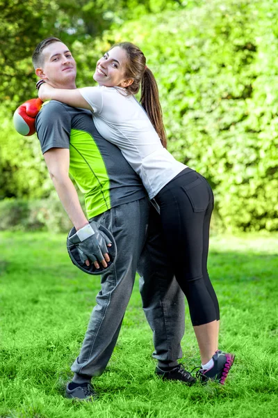 Sportpaar im Park — Stockfoto