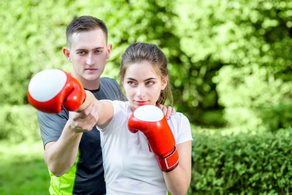 Sports couple in the park — Stock Photo, Image