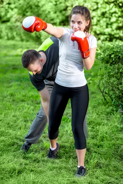 Sports couple in the park — Stock Photo, Image