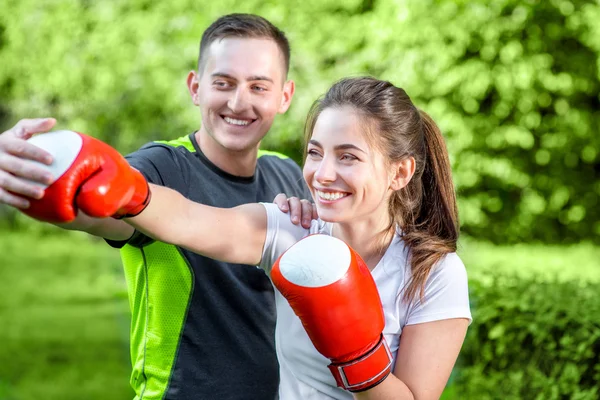 Sportowych para w parku — Zdjęcie stockowe