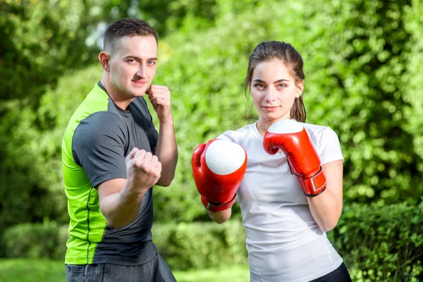 Sports couple in the park — Stock Photo, Image