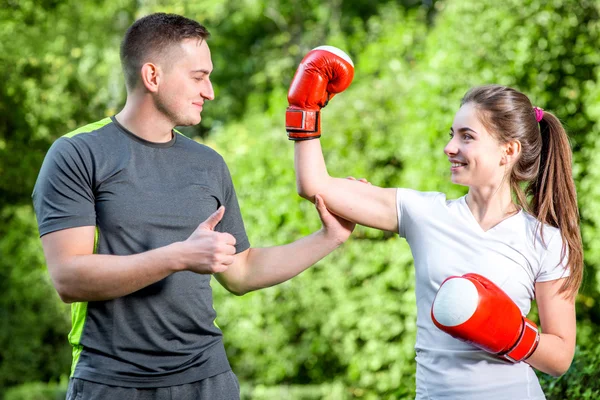 Sports couple in the park — Stock Photo, Image