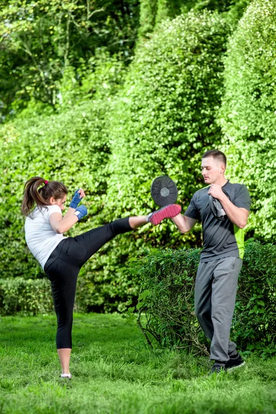 Sports couple in the park — Stock Photo, Image