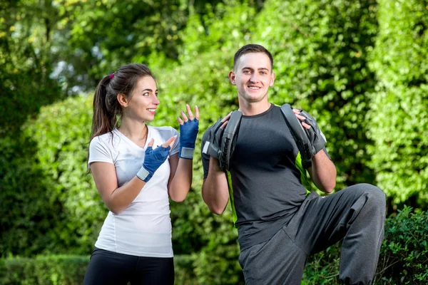 Sports couple in the park — Stock Photo, Image
