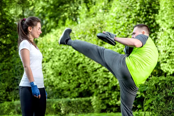 Sports couple in the park — Stock Photo, Image