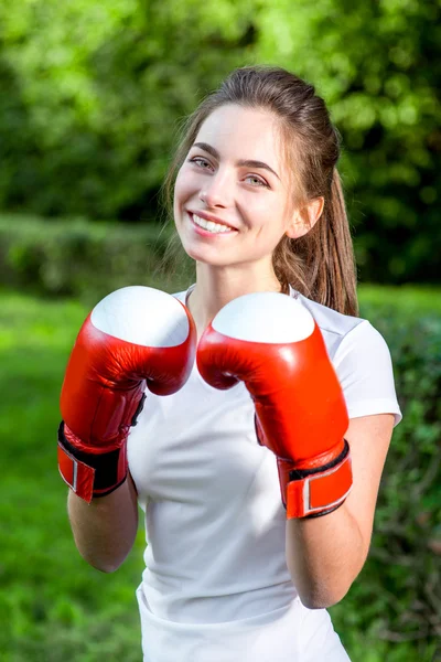 Jovem mulher esportiva no parque — Fotografia de Stock