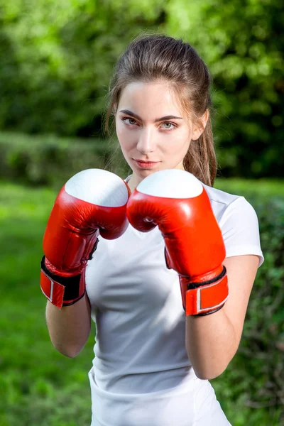 Young sport vrouw in het park — Stockfoto