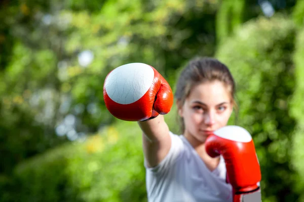 Young sport vrouw in het park — Stockfoto