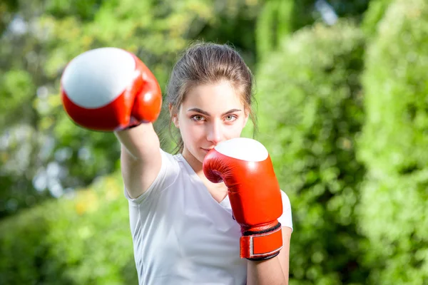 Jovem mulher esportiva no parque — Fotografia de Stock