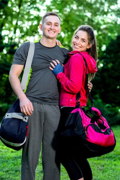 Pareja deportiva en el parque —  Fotos de Stock